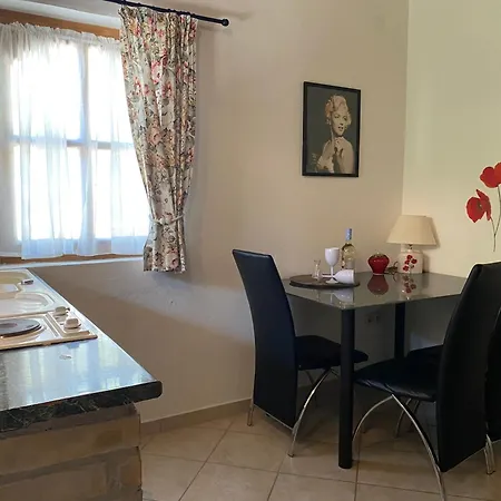 Apartmenthaus Claudia شقة فندقية *